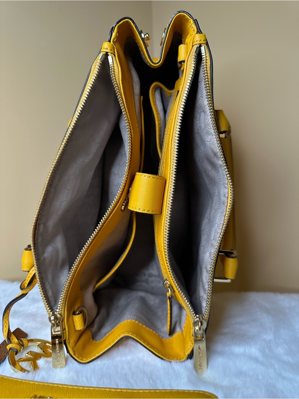 Set Michael Kors Yellow & Brown Saffiano Leather Top Handle Bag & Wallet & Strap - Picture 8 of 16